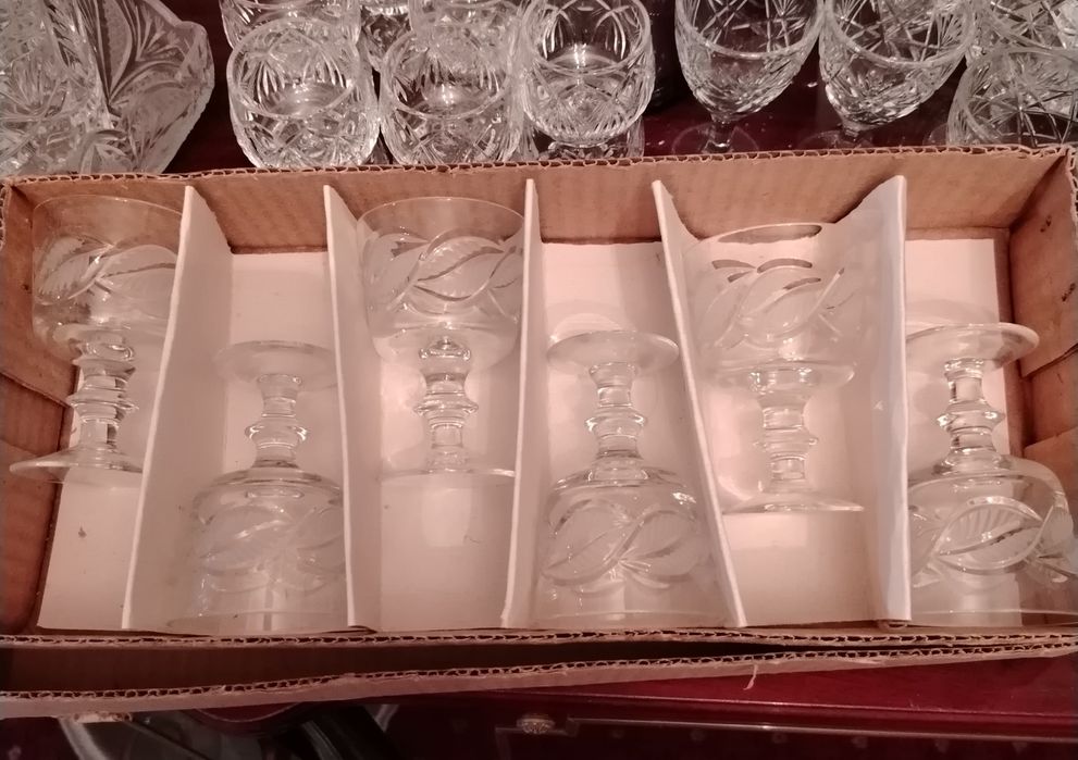 Хрустальные фужеры и рюмки по 12и 6 штук