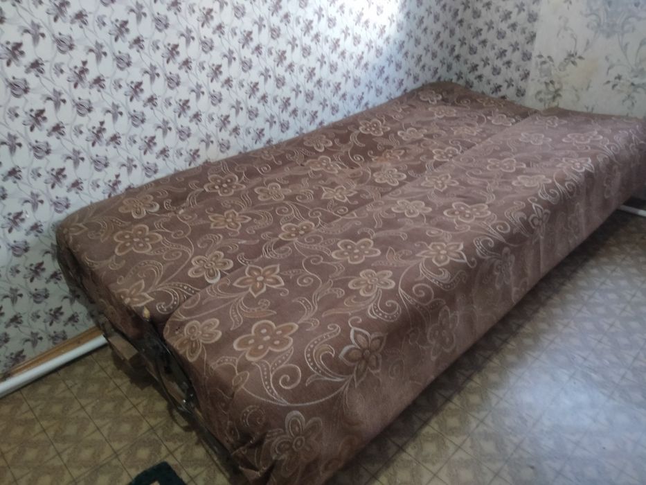 Диван жиналады  ены быр метр
