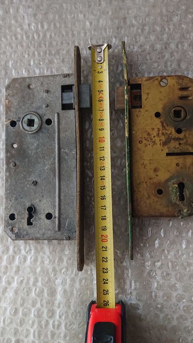 Стари брави.Двете са здрави.Другите две за части.