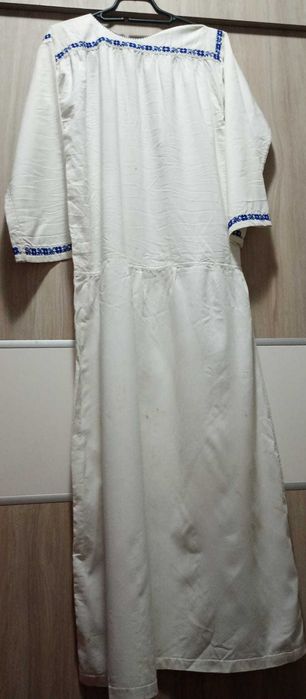 Rochie / ie traditionala romaneasca din Oltenia, veche, originala, tesatura din bumbac cu broderie, avand in jur de 100 ani