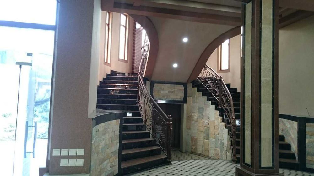 Дом под офис 1300 м² 2-этажа 20-комнат 12-соток бассейн микроклимат