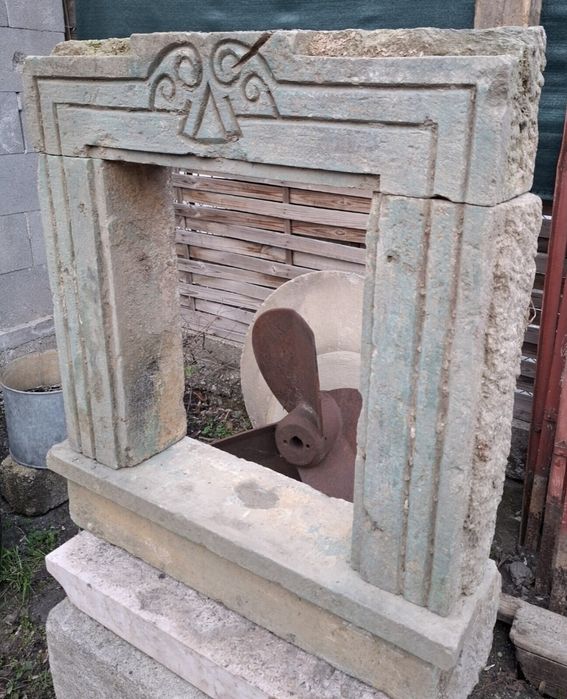 Piatra veche sculptată.ancandrament de geam