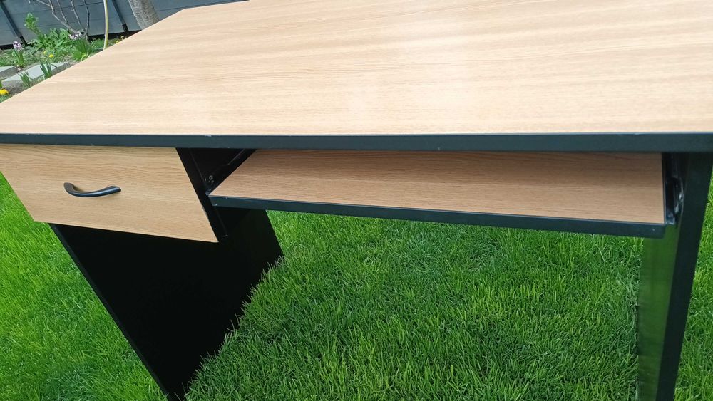 Birou 105×62, inaltime 80. Detin 2 bucati.