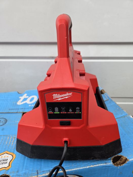 Бързо зарядно устройство с 6 гнезда Milwaukee M18PC6