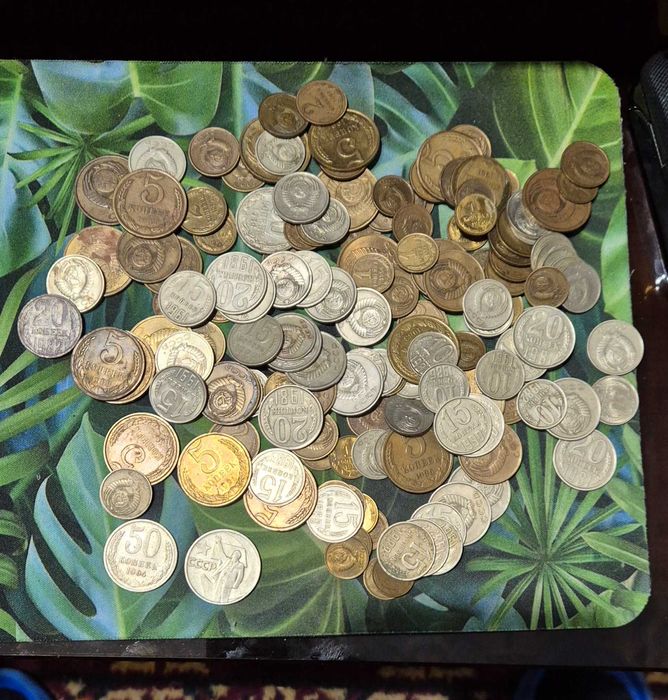 Продаются монеты и купюры советского периода и начала 90-х годов.