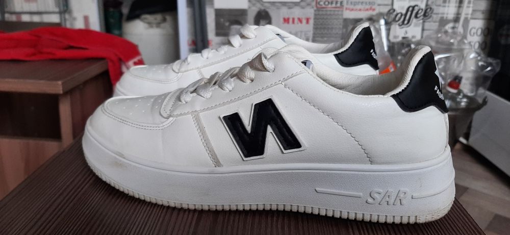 Кроссовки почти новые