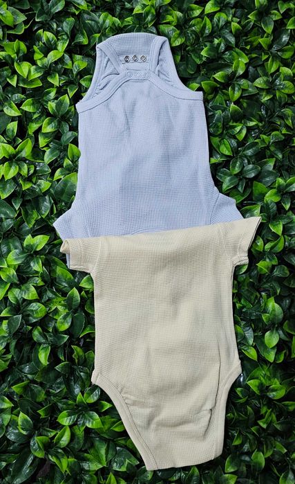 Два броя бодита синьо и жълто