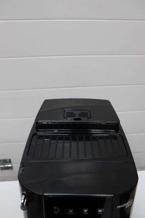 De'Longhi Magnifica ECAM222.20.B, Автоматична кафемашина с дюза за мляко, Машина за еспресо от зърна до чаша с 4 рецепти с едно докосване, 1450W