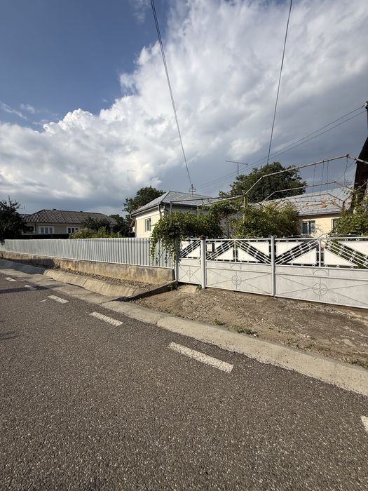 Casa la tara de vanzare