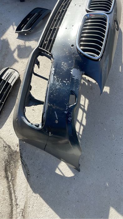 Bara fata BMW f10 facelift cu defect / grila stanga dreapta centrala