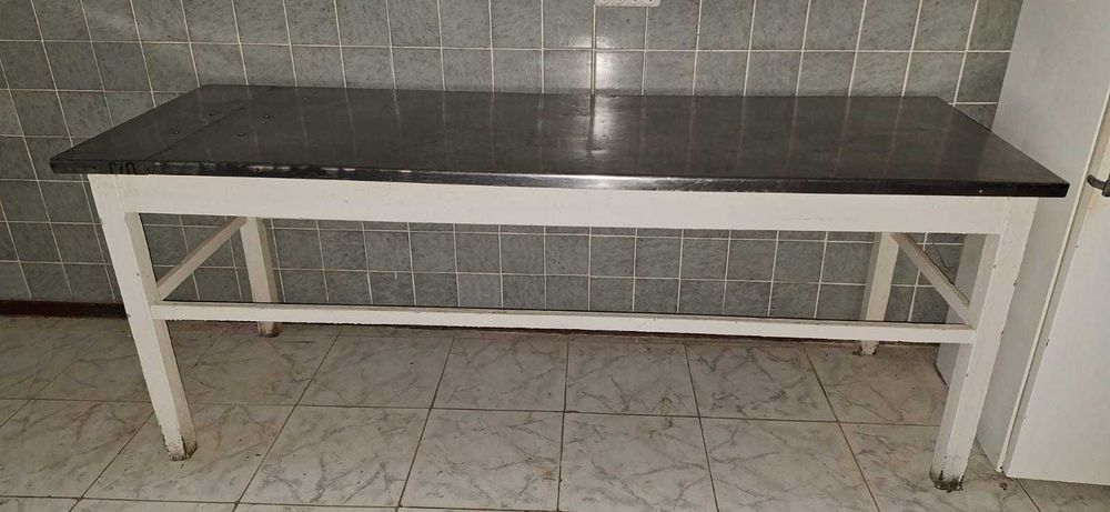 Разделочный стол из нержавейки.