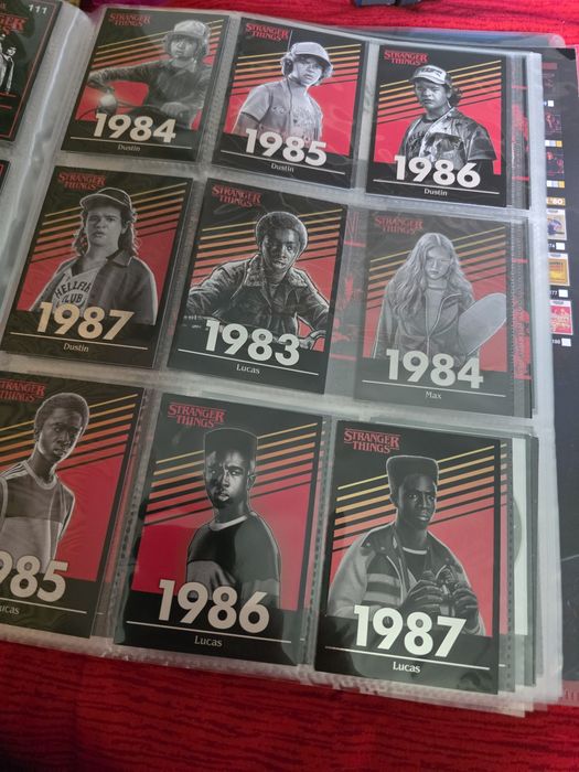 Stranger Things Panini album + 131 Cartonase