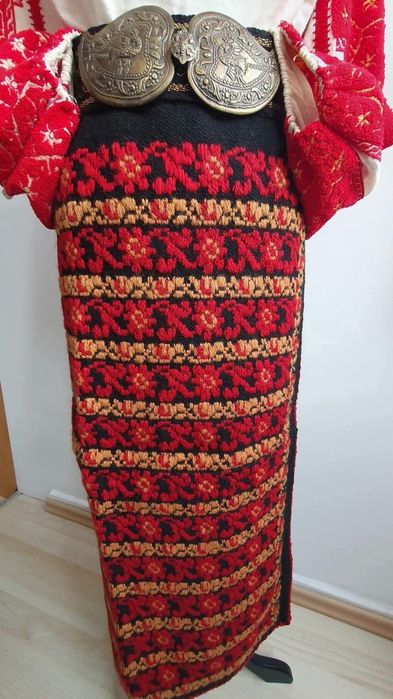 Costum popular (ie/camasa cu poala, catrinte, sorturi, fote, oprege)