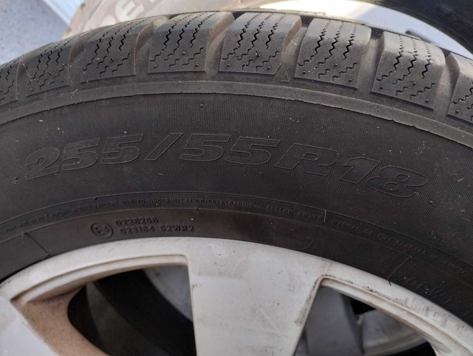 Продават се 4 Зимни гуми с бели джанти за Кадилак SRX 235/60 R 18.    Цена 400€.  Цената е Без коментар. При интерес звъннете на 0895/530-701