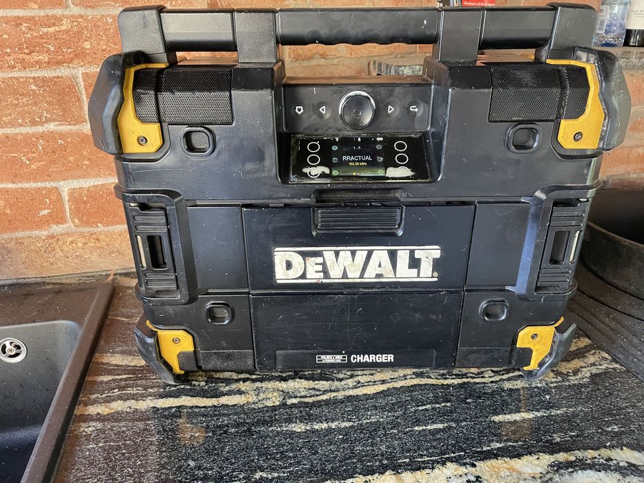 radio dewalt  cu blutut