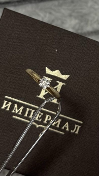 Золотое кольцо с бриллиантами , 585проба