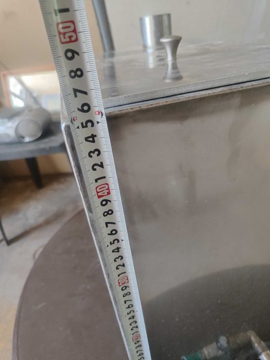 Резервоар за чиста вода от неръждавейки с кранче, капак и гърловина.