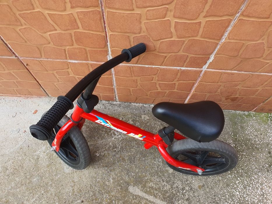 Bicicleta de echilibru rosie pentru copii