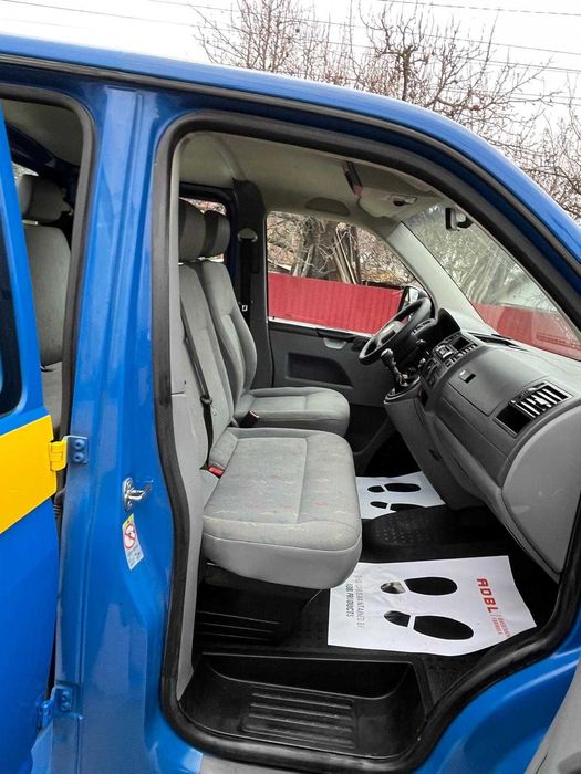 Vand Volkswagen Transporter T5 Doka cu 6 locuri și ladă