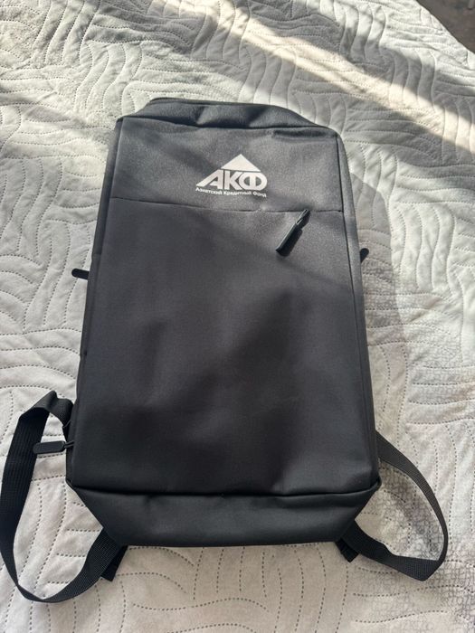 Новая вместительная сумка для ноутбука