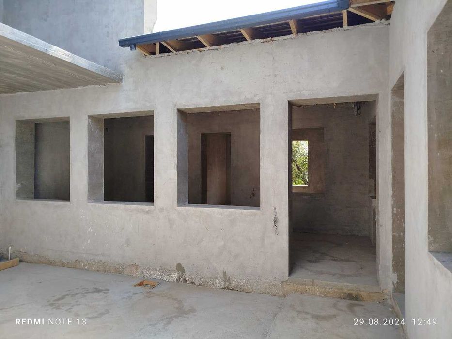 Uchastka 6-xonali uy karobka 2 qavatli