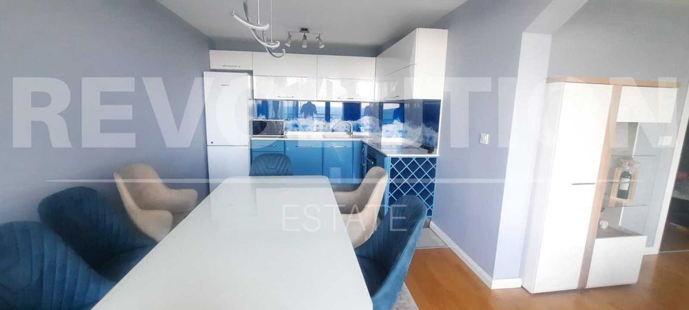 Дава се под наем Тристаен апартамент в Варна, Център - 100 кв.м за 1097.01 € - Снимка #1