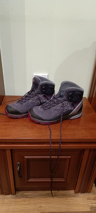 Дамски туристически обувки Lowa номер 38