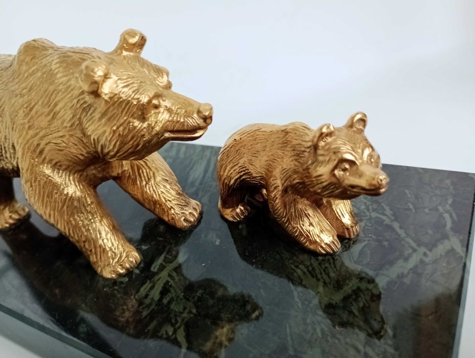 Бронзовая статуэтка медведи.