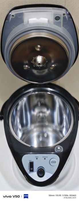 Термос горячей воды.