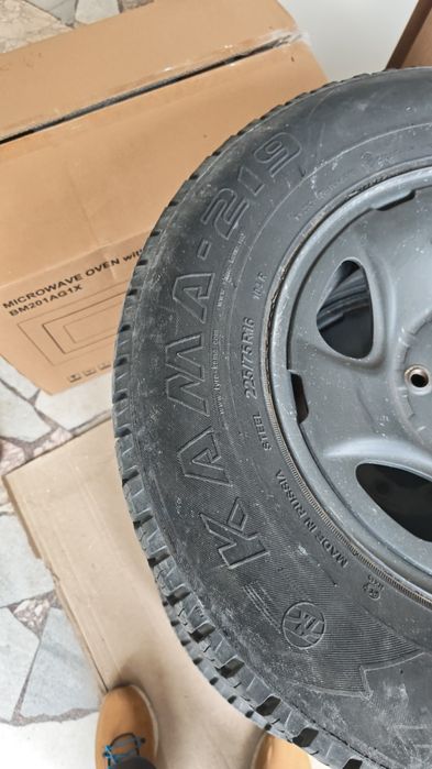 Гуми със джанти 3 броя Toyota Hilux