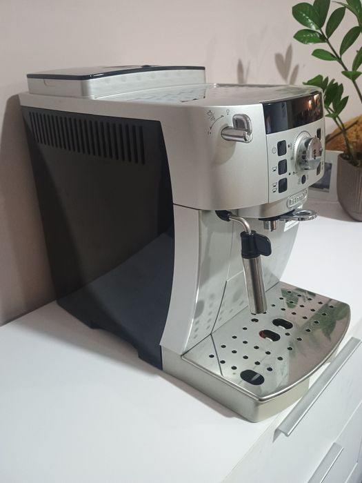 DeLonghi Magnifica S ECAM 22.110.SB автоматична кафемашина с мелачка
