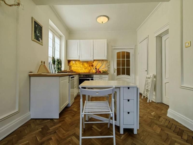 Дава се под наем Тристаен апартамент в София, Център - 75 кв.м за 1300 € - Снимка #2