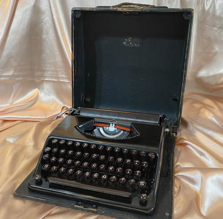 Mașină de scris Olympia-Plana metalică, stare excelenta, cadou ideal