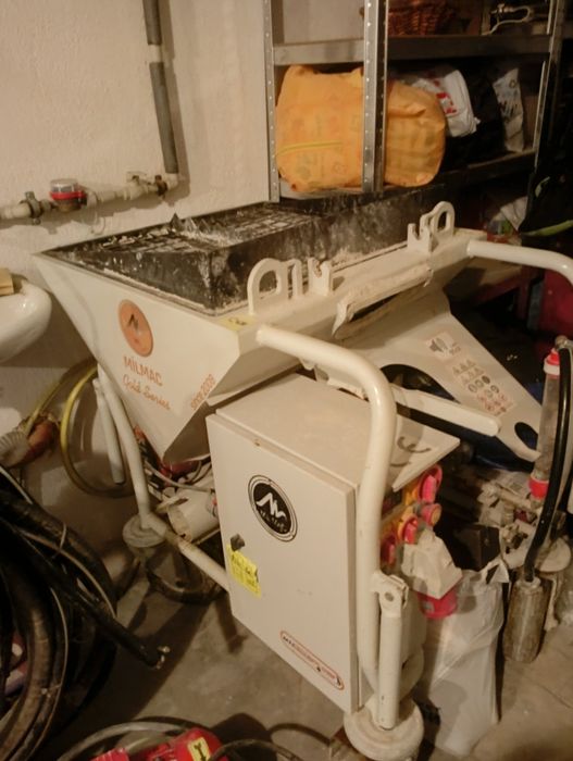 Продавам машина за мазилка