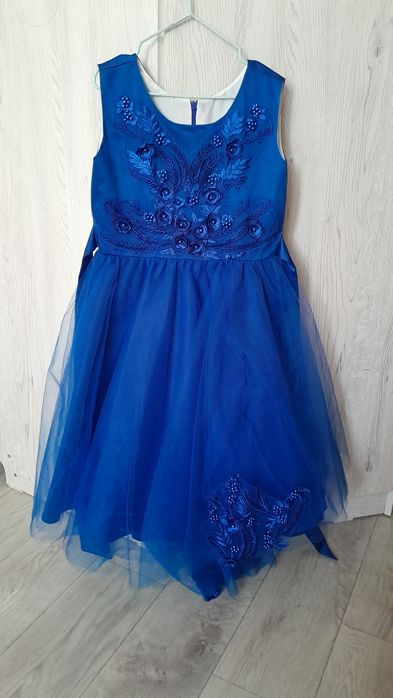 Платье на девочку от 7ми до 9 лет. В идеальном состоянии.