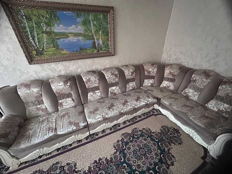 Просторный диван в хорошем состоянии