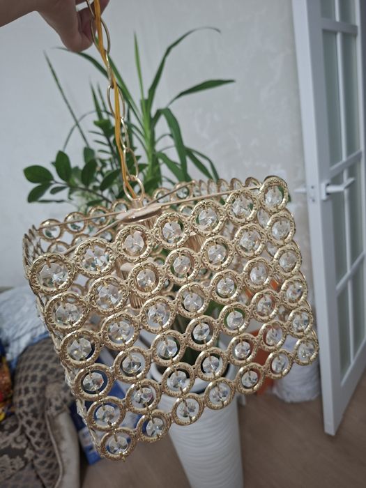 Продам красивую люстру
