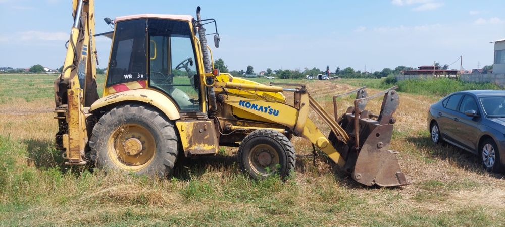 Vând buldoexcavator komatsu
