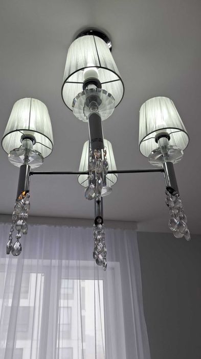 Продам люстру 4 лампочки