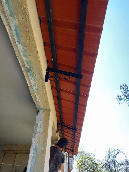 Установка  Козырьки над окнами