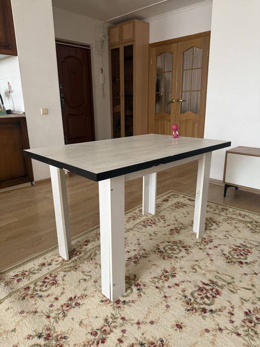 Кухонный стол обеденный