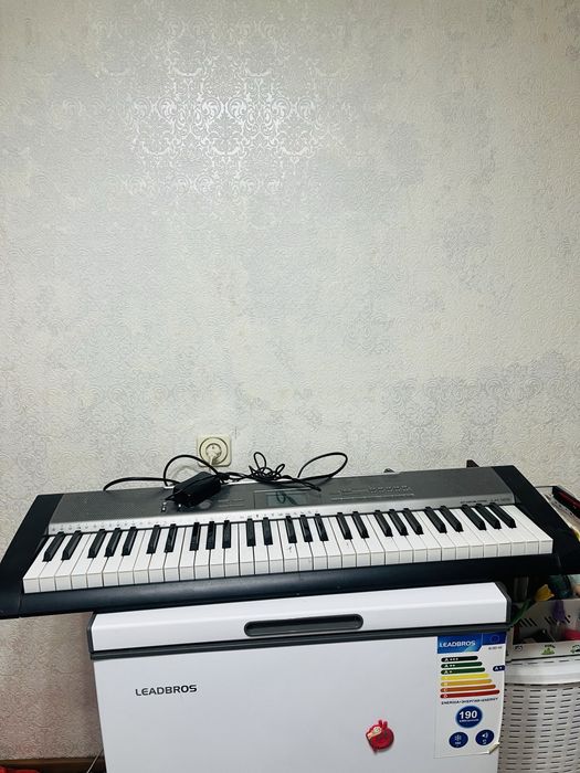 Синтезатор casio продам