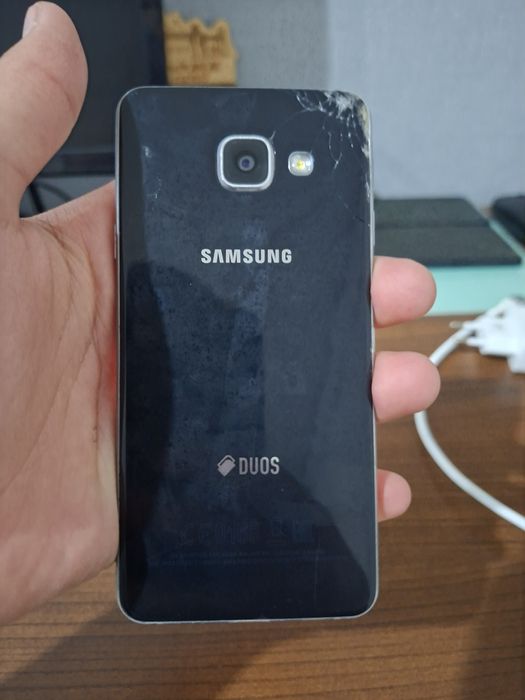 Продам 3 телефона и наушники