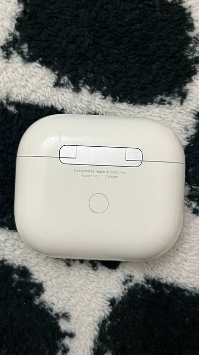 Продаю оригинальные AirPods 3