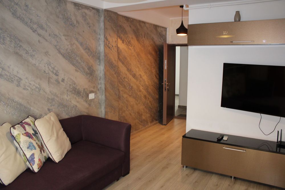 Închiriez Apartament 2 camere Mamaia Nord.