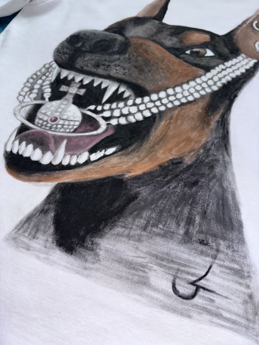 Ръчно рисувана тениска с Vivienne westwood и Доберман