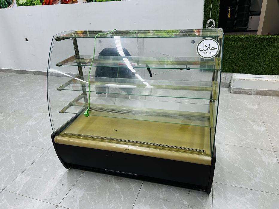 Продается холодильник витриной