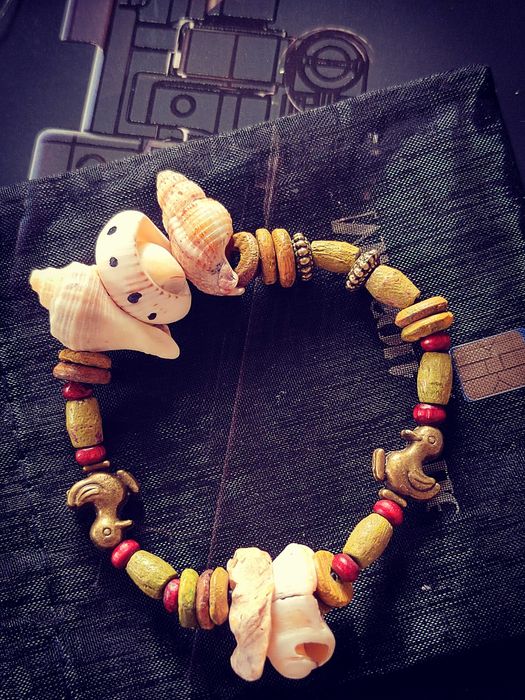 Ръчно изработени гривни и обеци от естествени материали