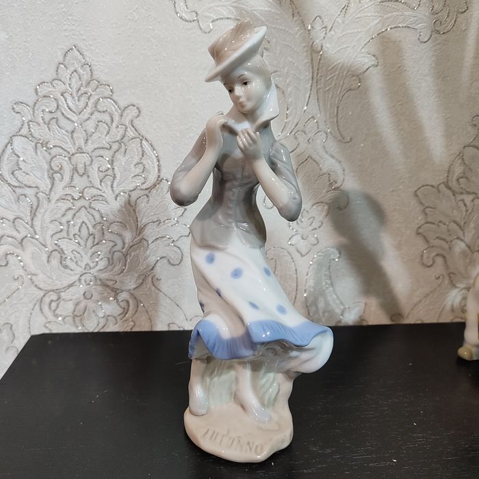 Статуэтка фарфоровая