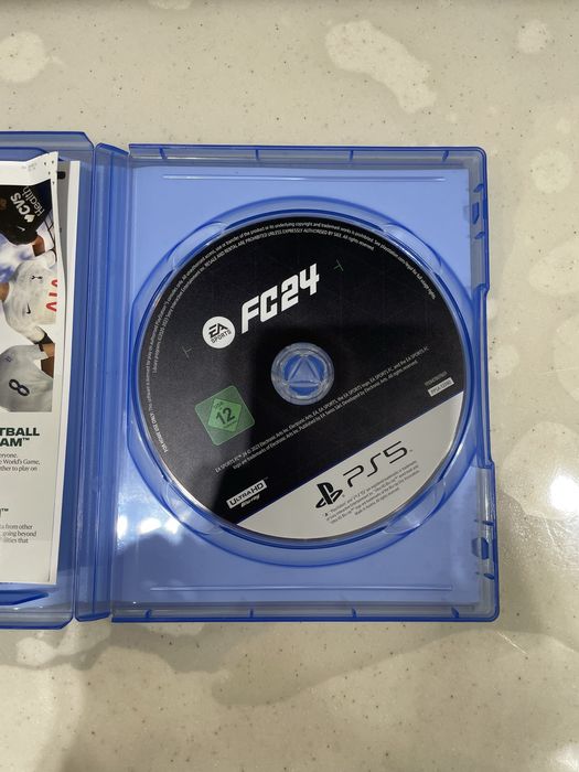 Диск FC24 и Mortal combat от PS5